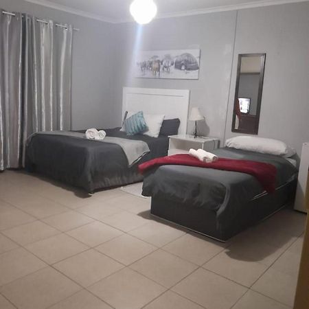 Stay At Home Airport Lodge Кемптън Парк Екстериор снимка