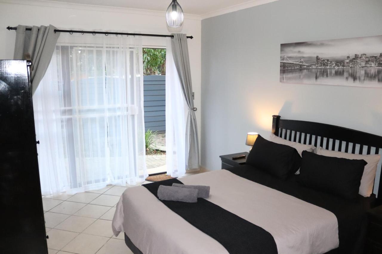 Stay At Home Airport Lodge Кемптън Парк Екстериор снимка