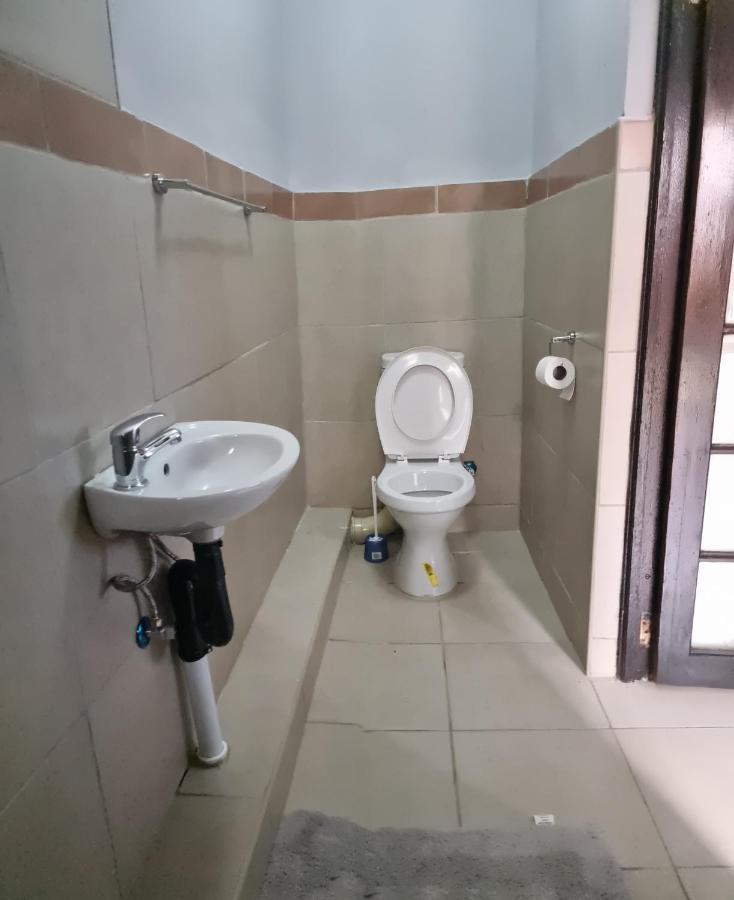 Stay At Home Airport Lodge Кемптън Парк Екстериор снимка