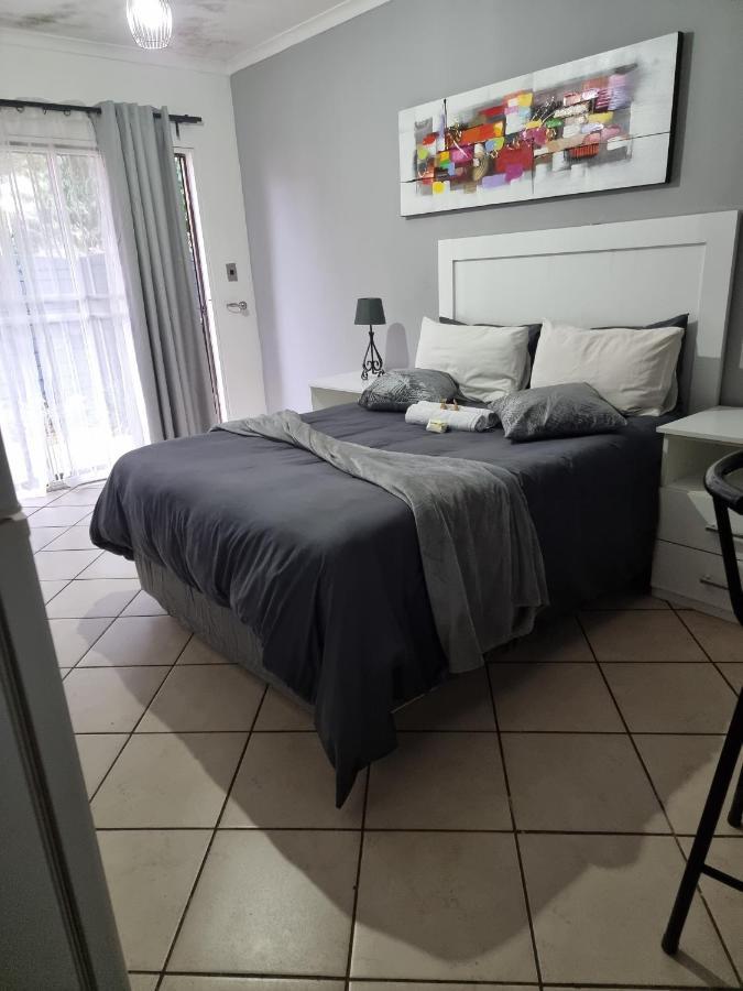 Stay At Home Airport Lodge Кемптън Парк Екстериор снимка