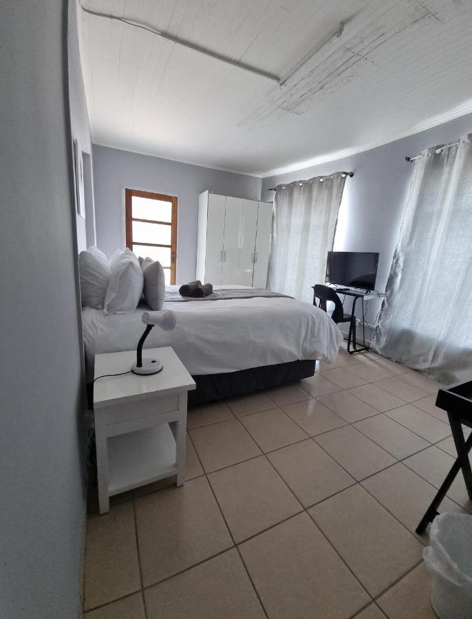 Stay At Home Airport Lodge Кемптън Парк Екстериор снимка