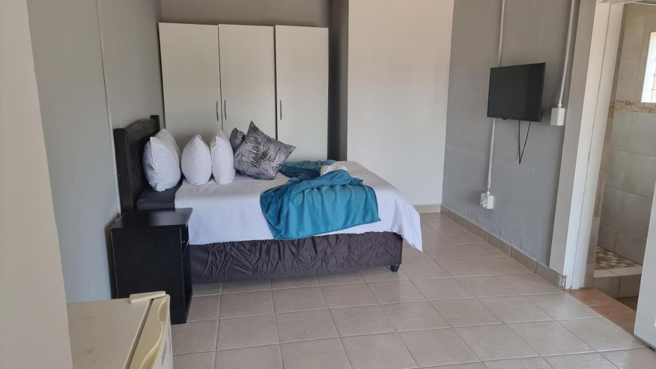Stay At Home Airport Lodge Кемптън Парк Екстериор снимка
