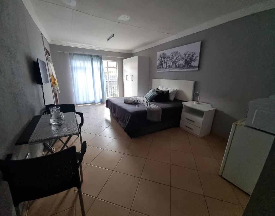 Stay At Home Airport Lodge Кемптън Парк Екстериор снимка