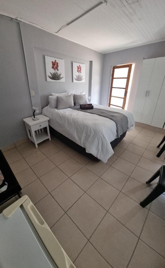 Stay At Home Airport Lodge Кемптън Парк Екстериор снимка