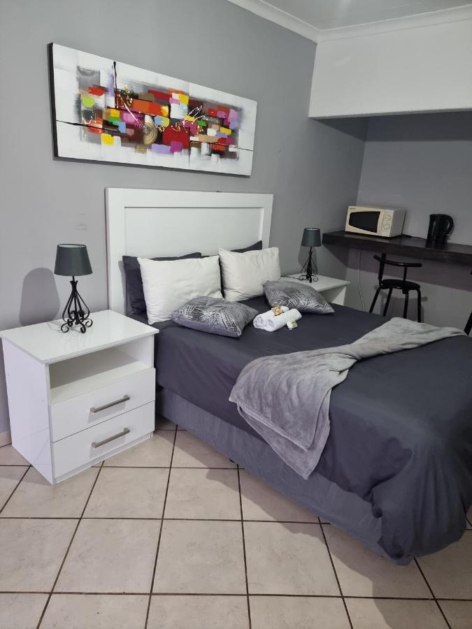Stay At Home Airport Lodge Кемптън Парк Екстериор снимка