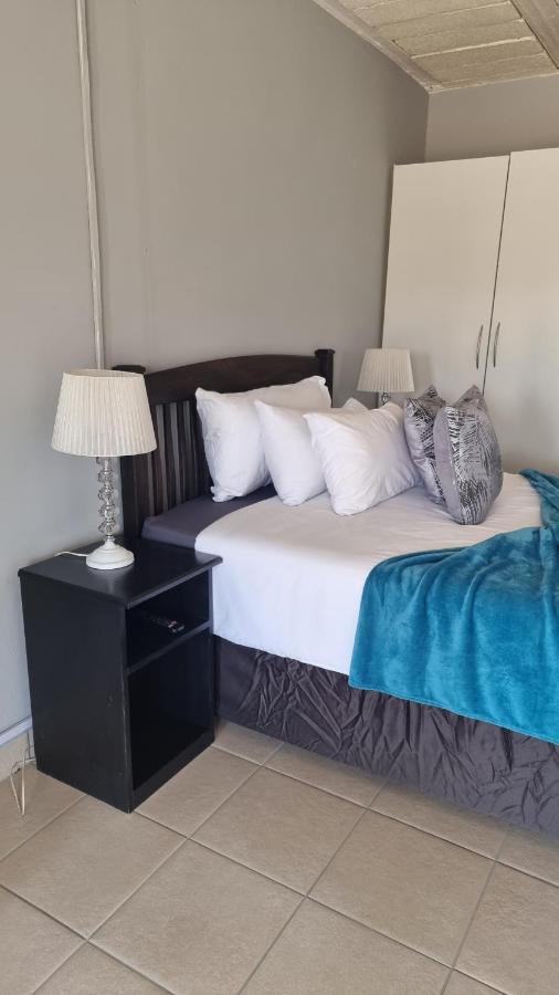 Stay At Home Airport Lodge Кемптън Парк Екстериор снимка