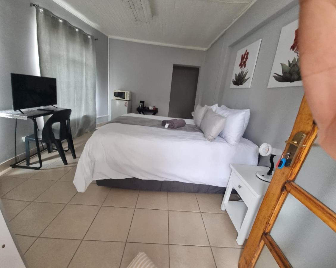 Stay At Home Airport Lodge Кемптън Парк Екстериор снимка