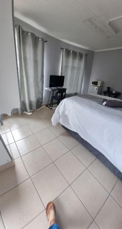 Stay At Home Airport Lodge Кемптън Парк Екстериор снимка