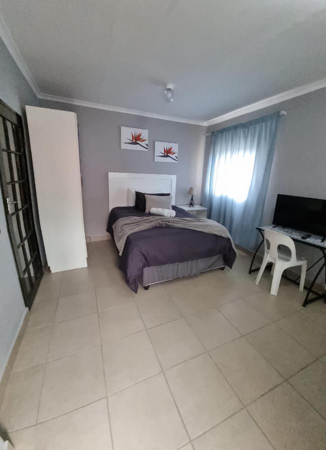 Stay At Home Airport Lodge Кемптън Парк Екстериор снимка
