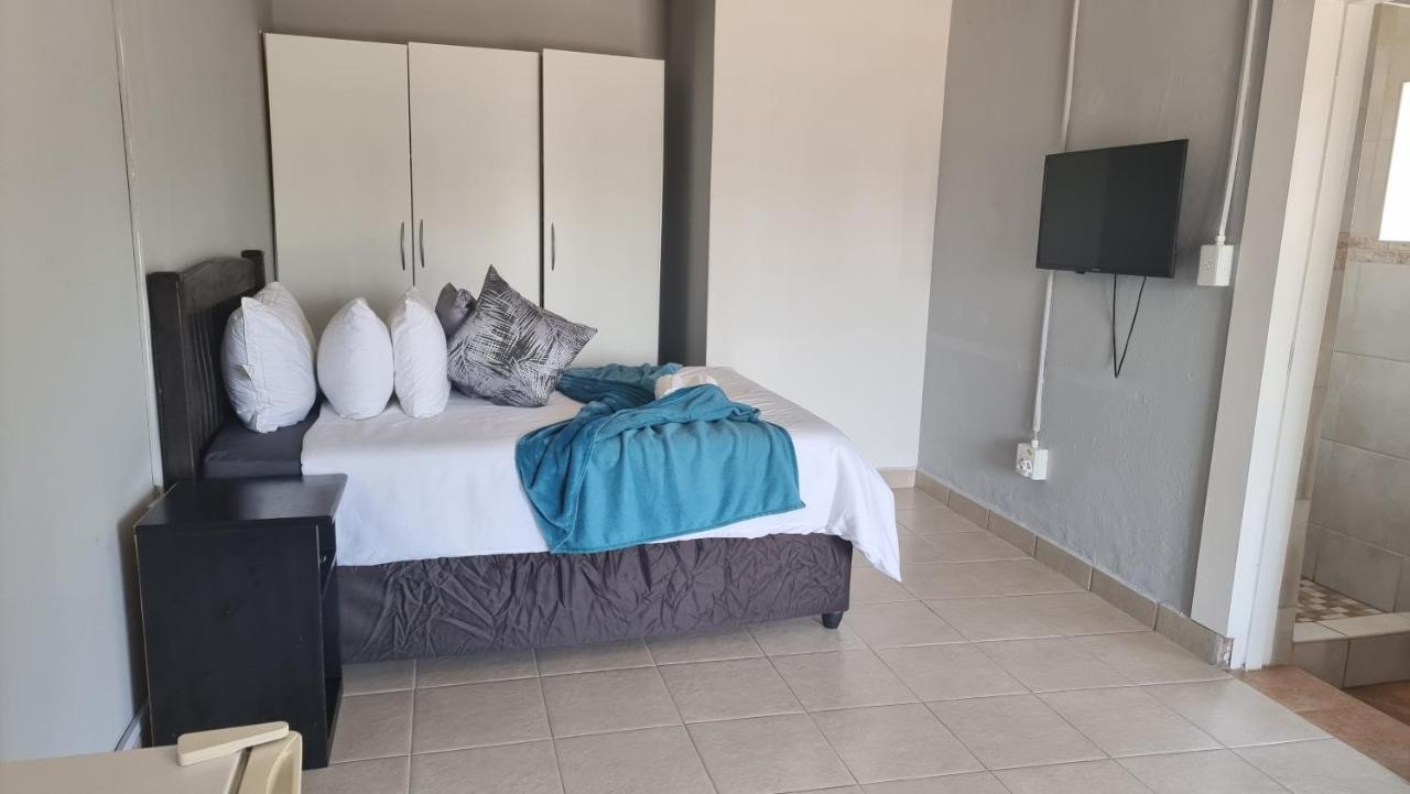 Stay At Home Airport Lodge Кемптън Парк Екстериор снимка