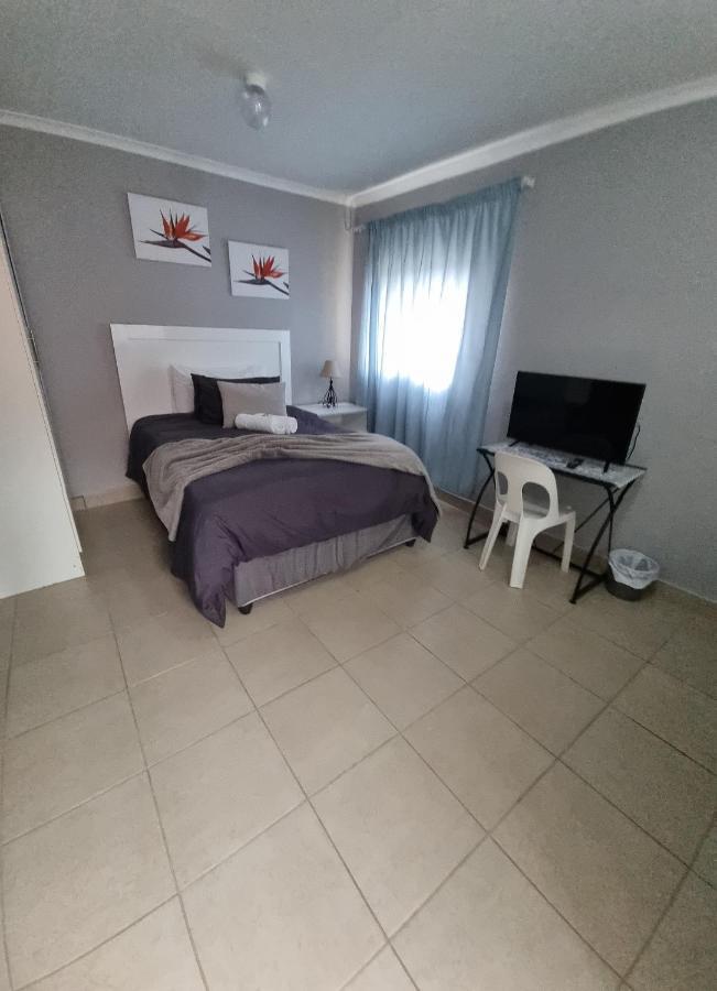 Stay At Home Airport Lodge Кемптън Парк Екстериор снимка
