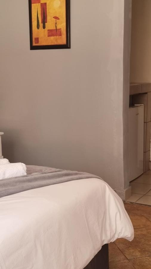 Stay At Home Airport Lodge Кемптън Парк Екстериор снимка