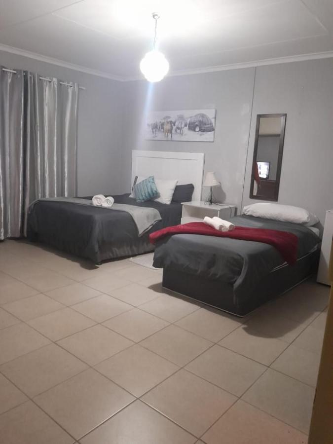 Stay At Home Airport Lodge Кемптън Парк Екстериор снимка