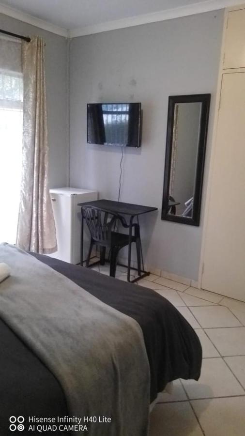 Stay At Home Airport Lodge Кемптън Парк Екстериор снимка