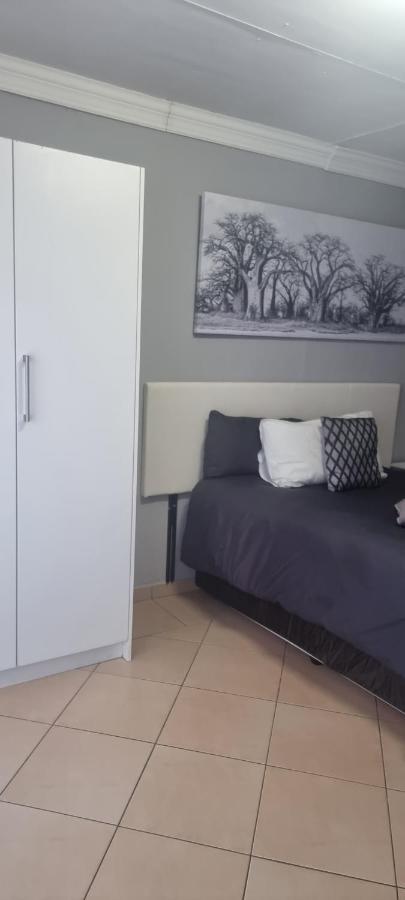 Stay At Home Airport Lodge Кемптън Парк Екстериор снимка