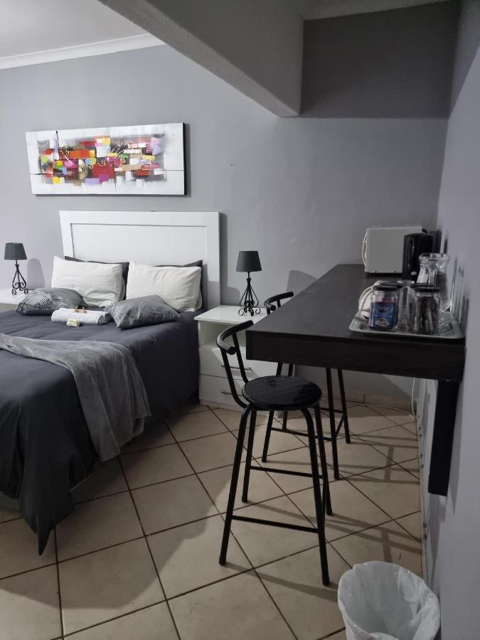 Stay At Home Airport Lodge Кемптън Парк Екстериор снимка