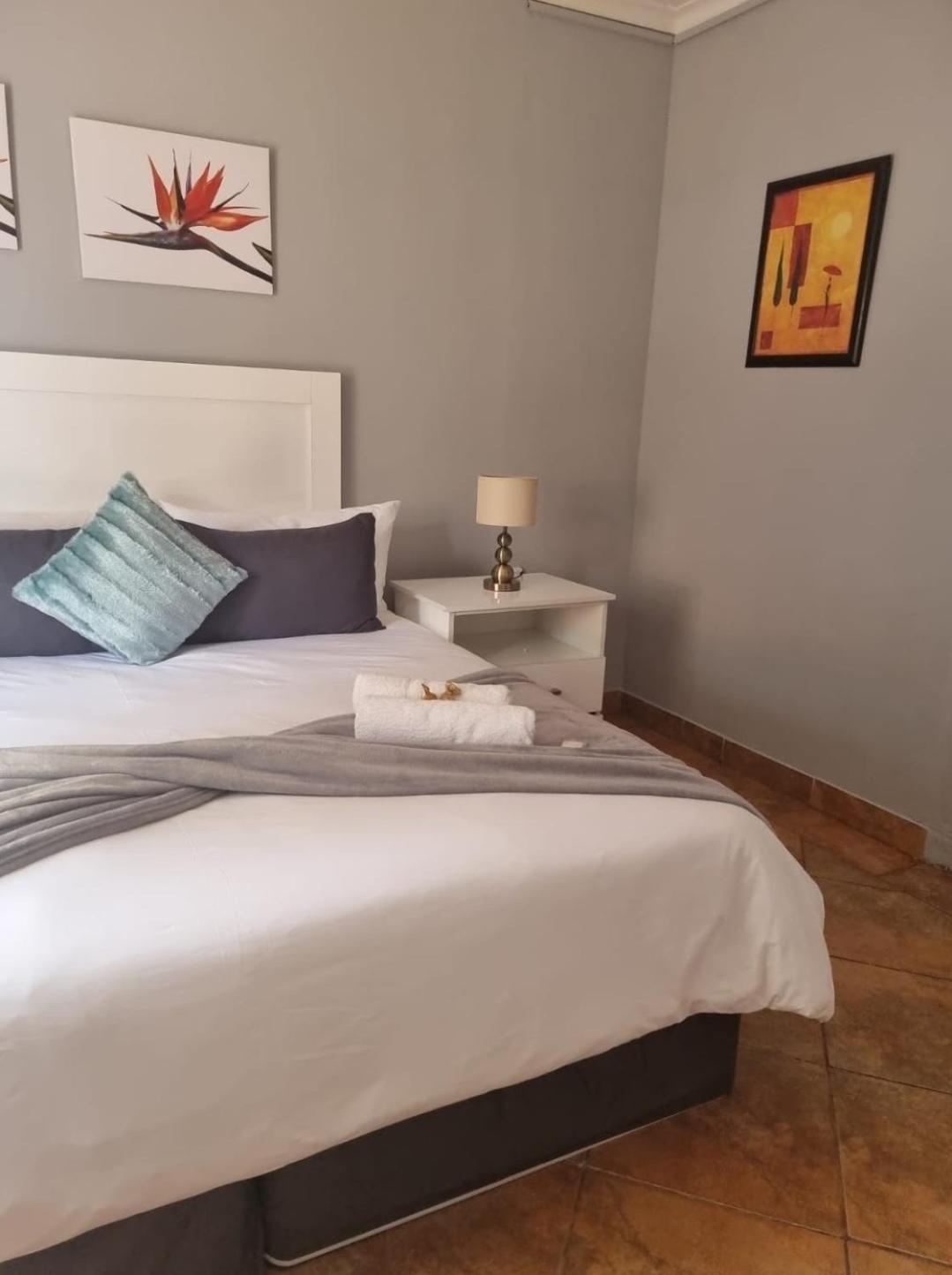 Stay At Home Airport Lodge Кемптън Парк Екстериор снимка