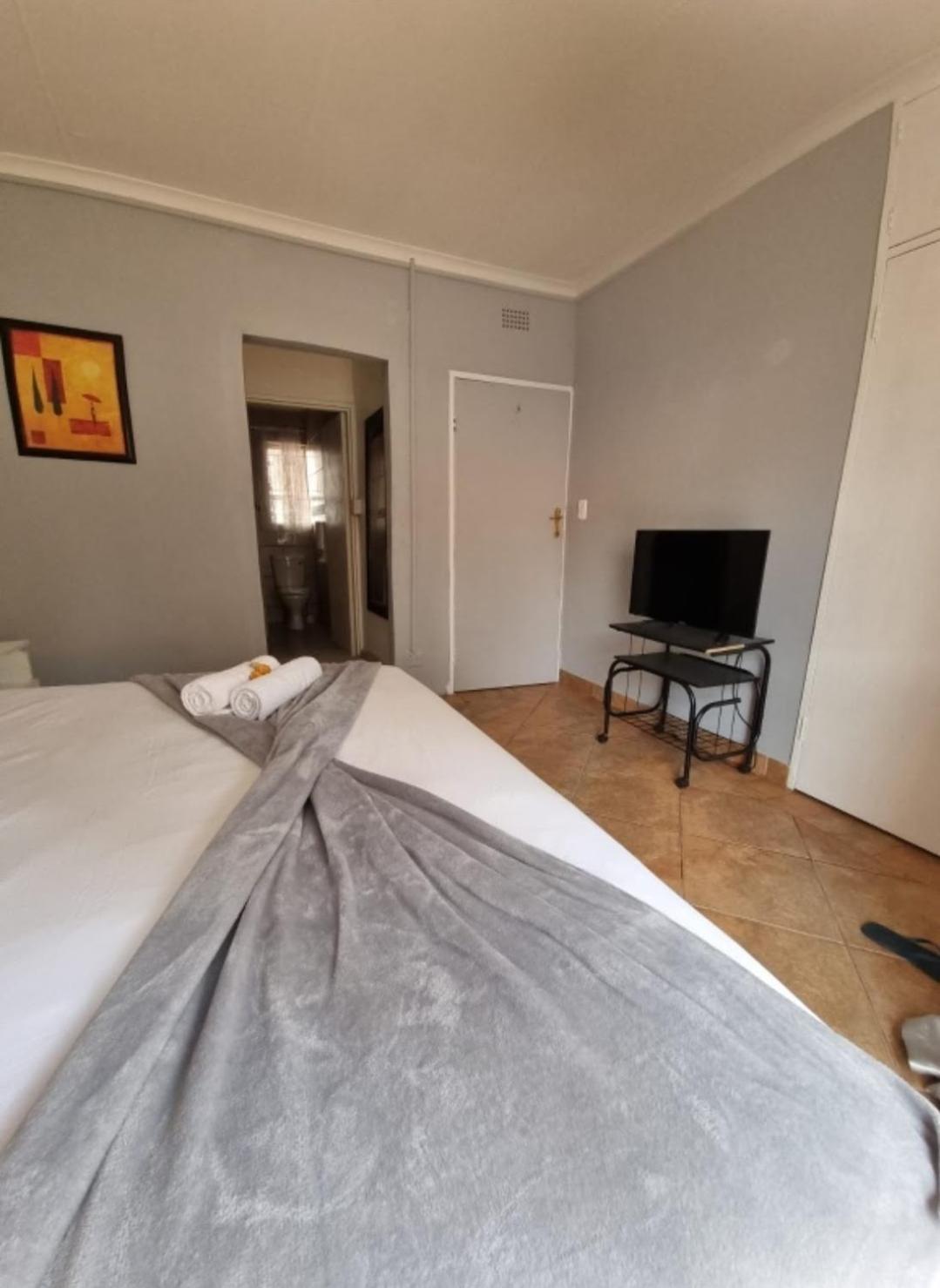 Stay At Home Airport Lodge Кемптън Парк Екстериор снимка