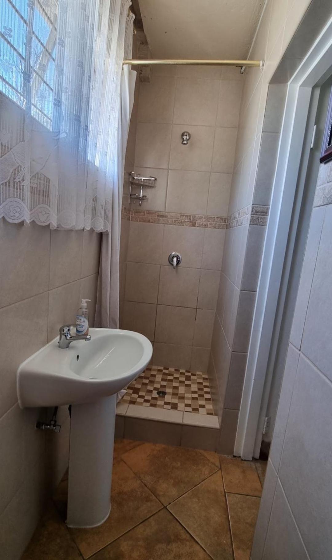 Stay At Home Airport Lodge Кемптън Парк Екстериор снимка