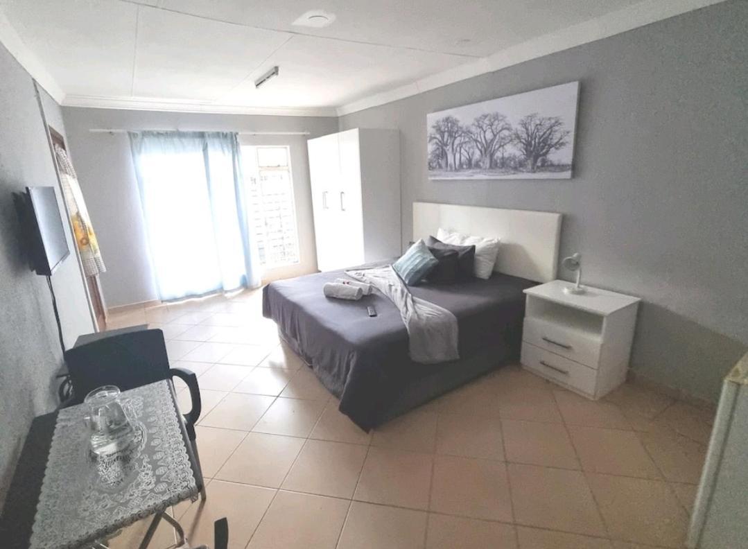 Stay At Home Airport Lodge Кемптън Парк Стая снимка