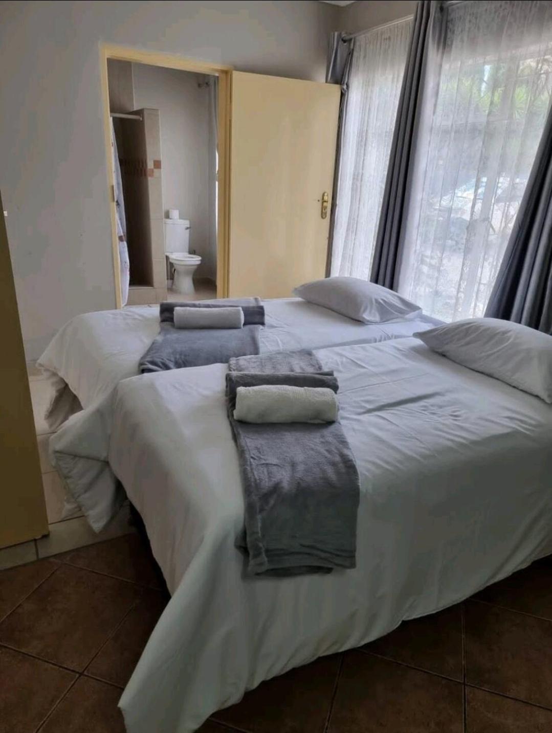 Stay At Home Airport Lodge Кемптън Парк Стая снимка