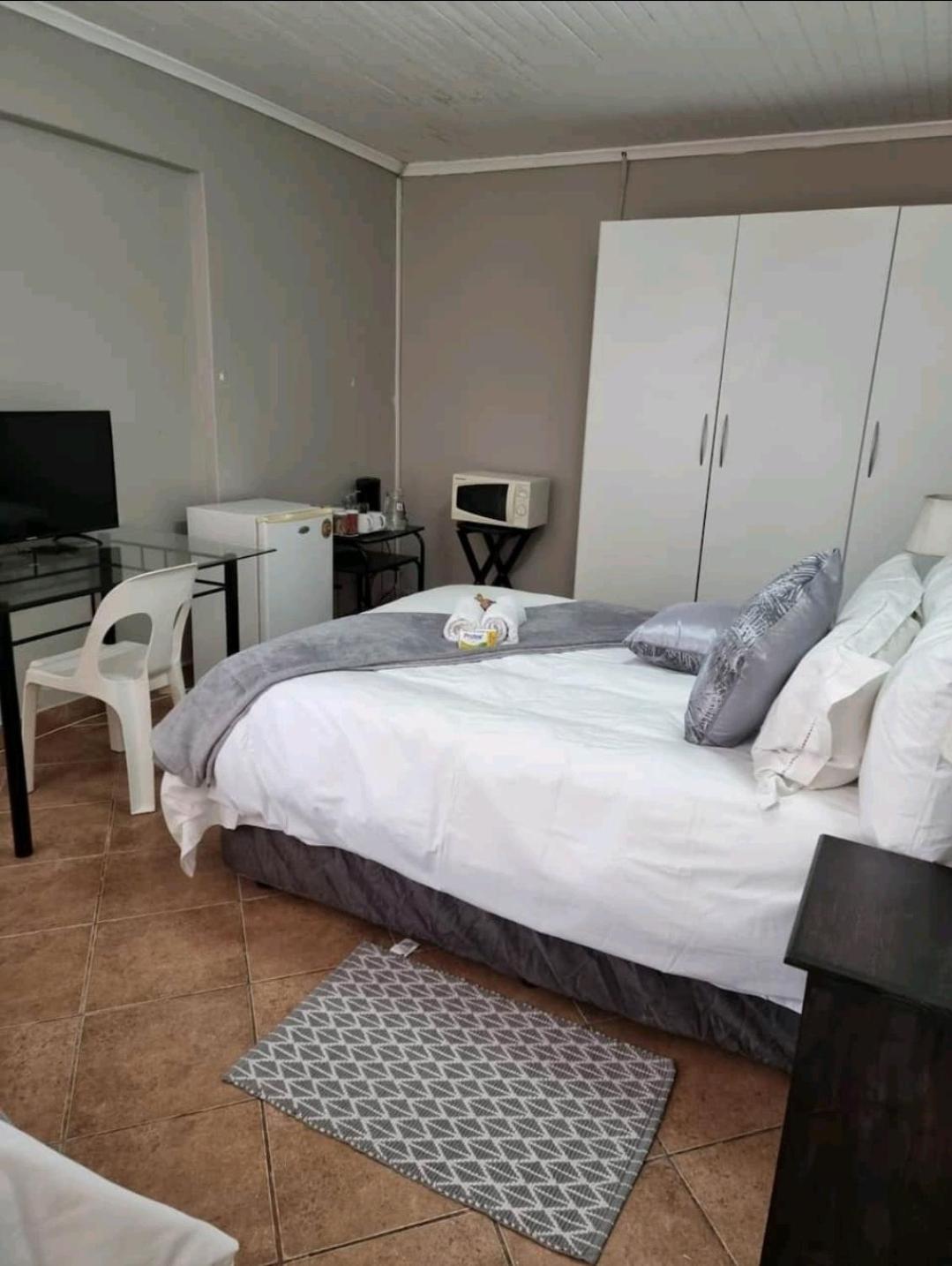 Stay At Home Airport Lodge Кемптън Парк Стая снимка