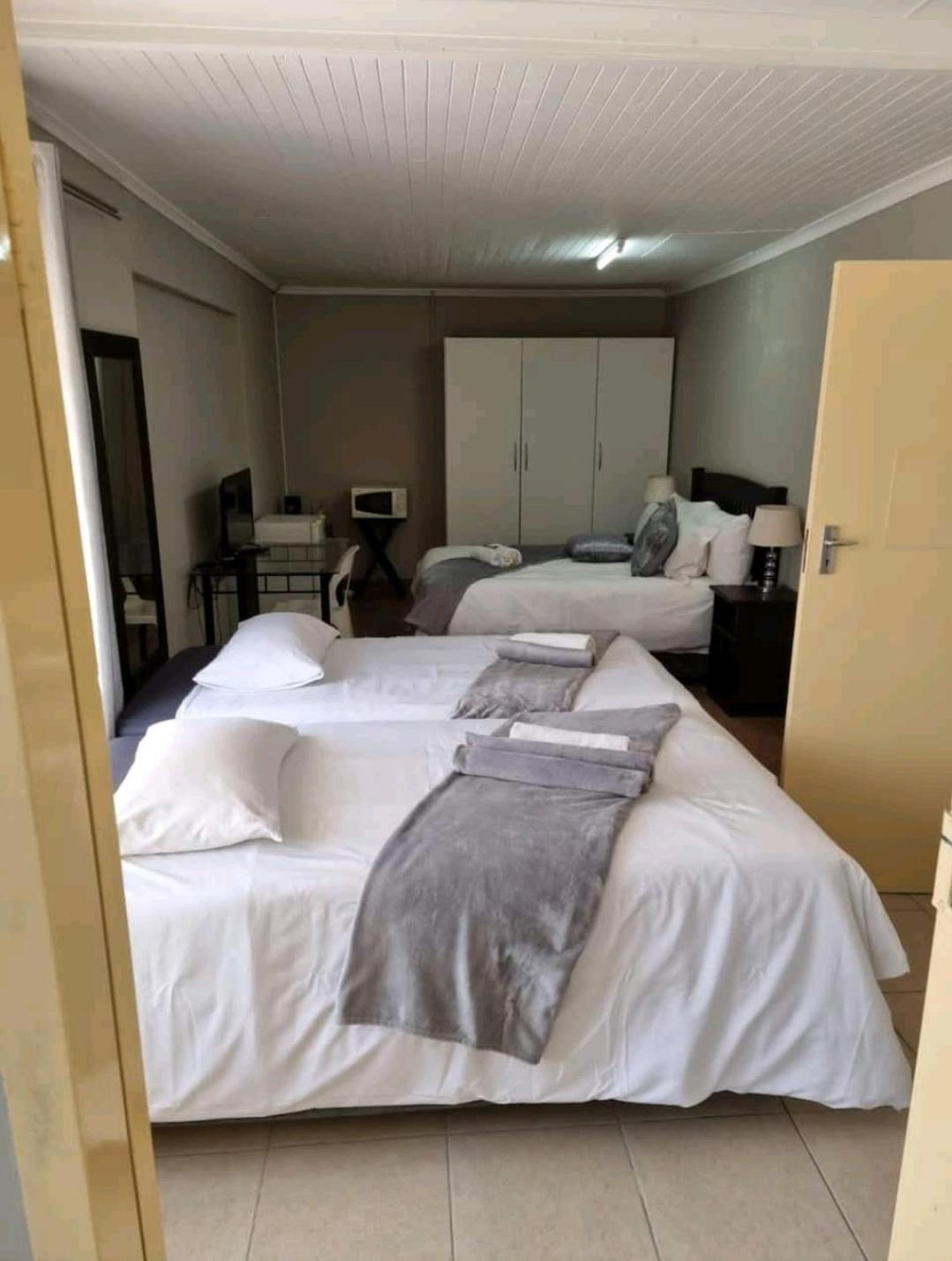 Stay At Home Airport Lodge Кемптън Парк Стая снимка