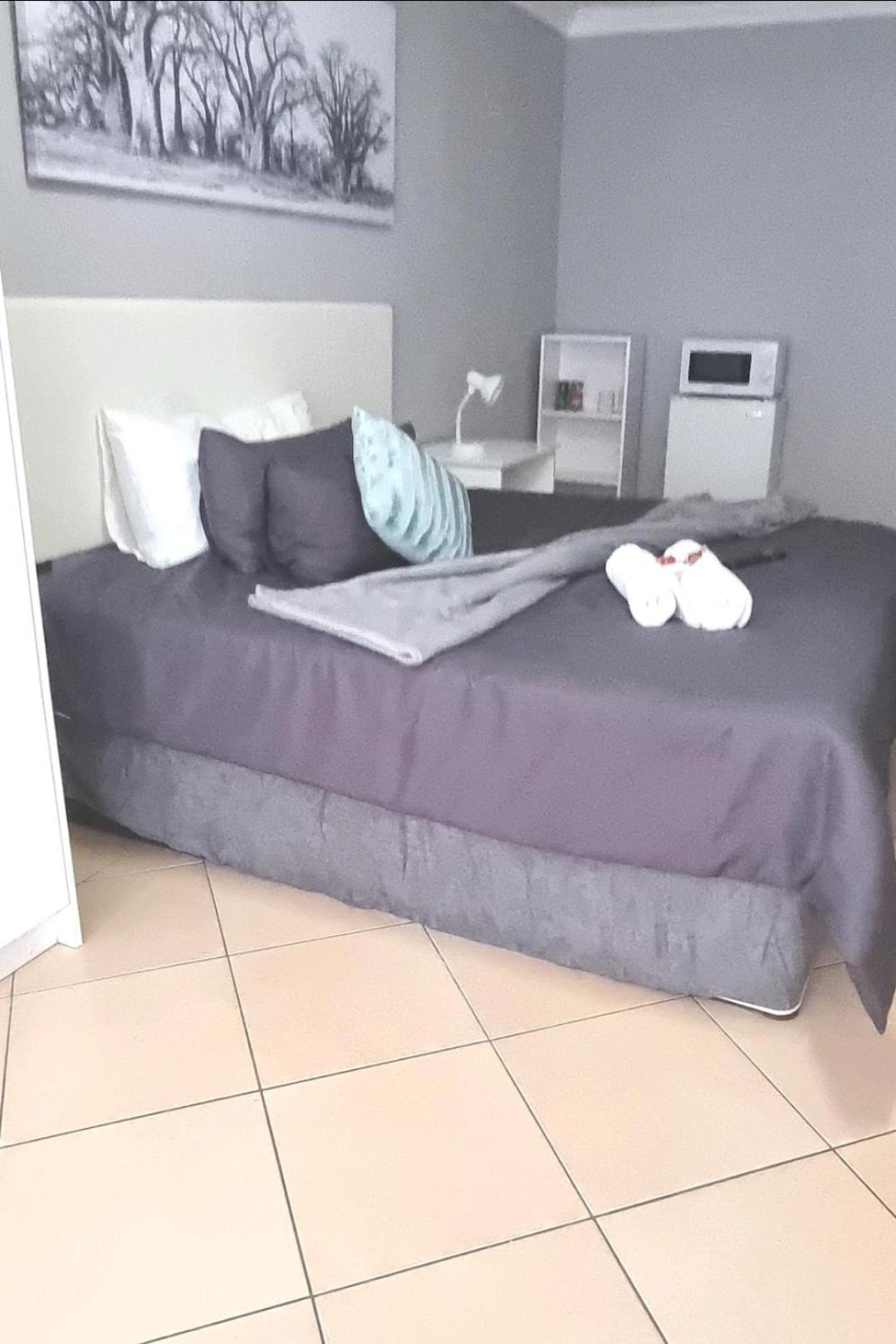 Stay At Home Airport Lodge Кемптън Парк Стая снимка